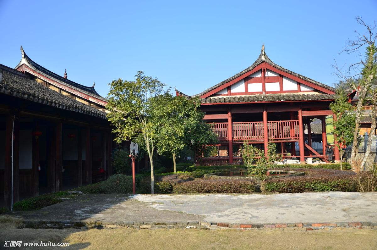 白头宫女在，闲坐说玄宗。