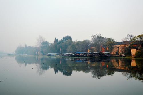 日暮乡关何处是？烟波江上使人愁。