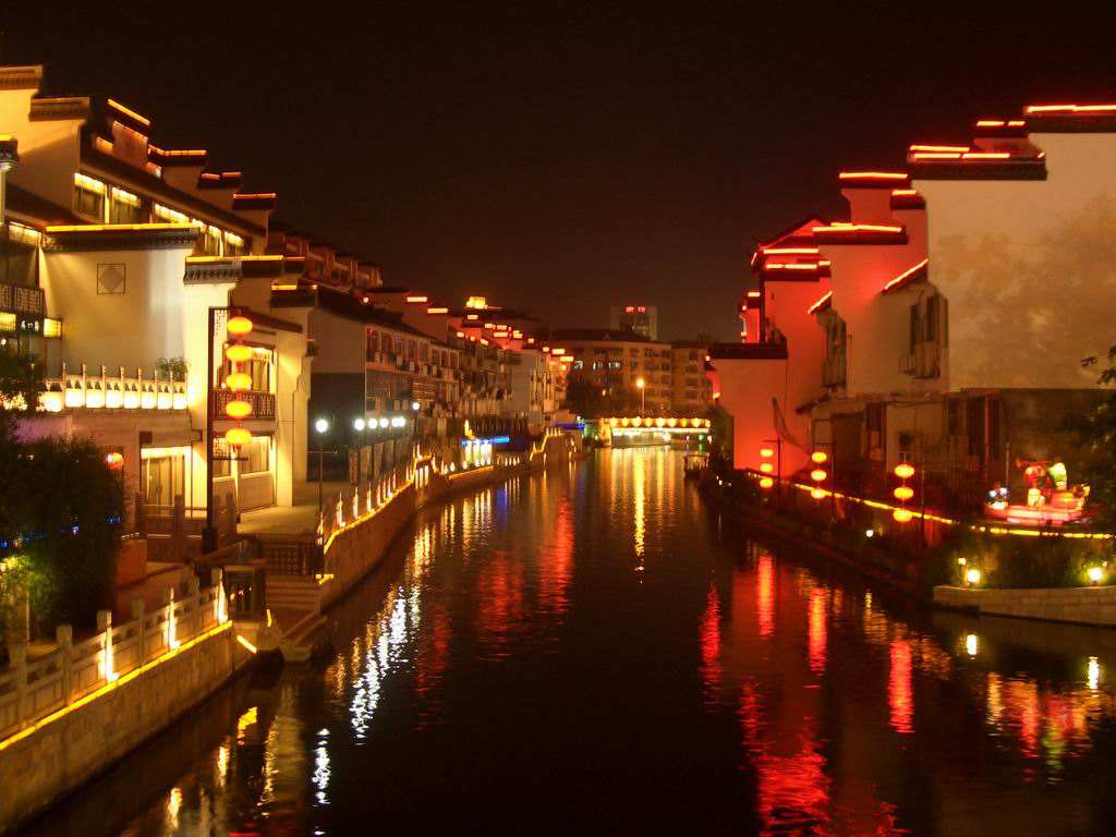 金陵津渡小山楼，一宿行人自可愁。 潮落夜江斜月里，两三星火是瓜洲。