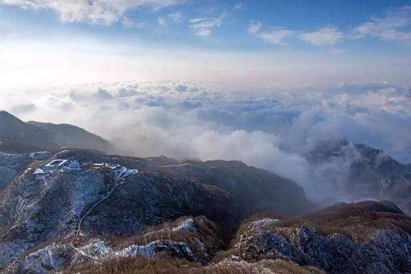 终南阴岭秀，积雪浮云端。 林表明霁色，城中增暮寒。
