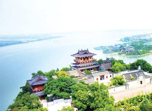 海日生残夜，江春入旧年。