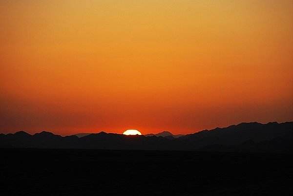 大漠孤烟直，长河落日圆。